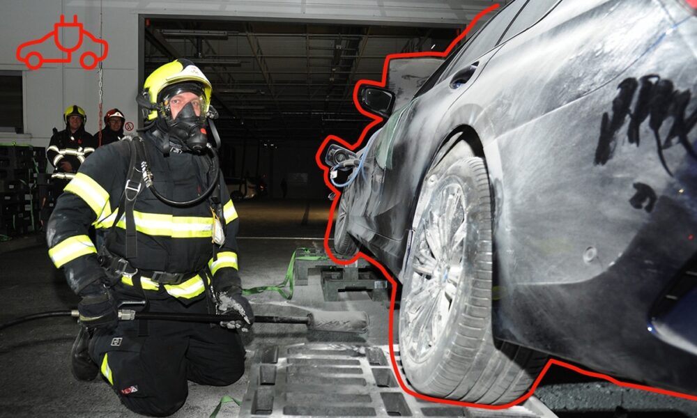 ZSE / Hasič pri zabezpečovaní nehody elektrického auta