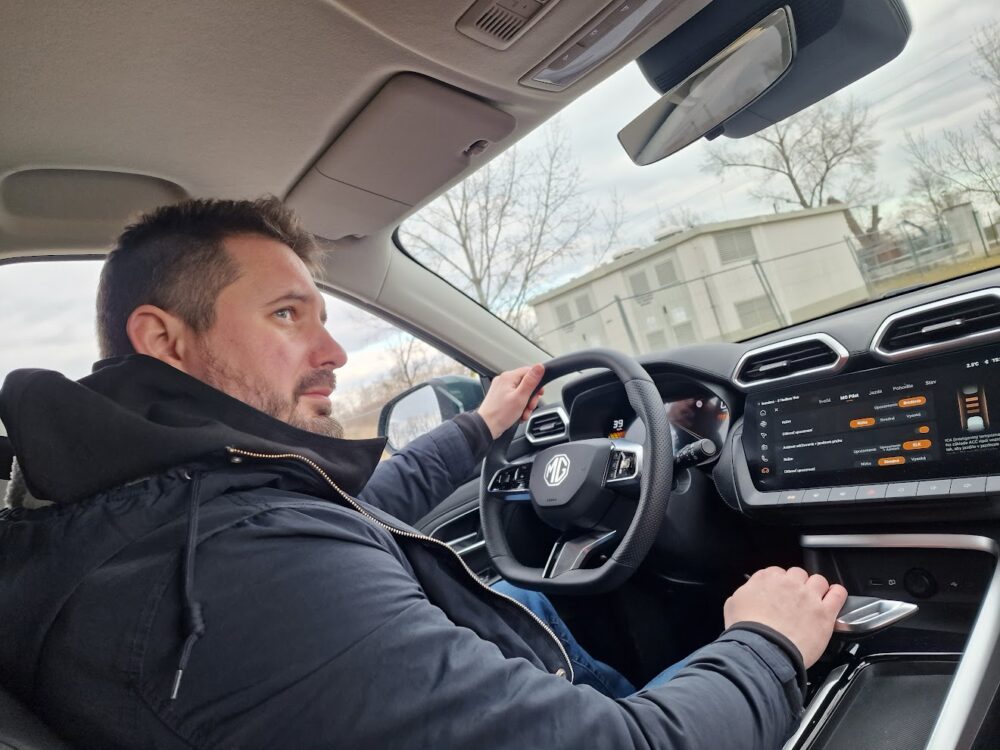 E. Stríž / Naše subjektívne dojmy z MG ZS Hybrid+ sú vskutku pozitívne, pretože ponúka veľmi solídne materiálové vyhotovenie interiéru a komfortné jazdné vlastnosti
