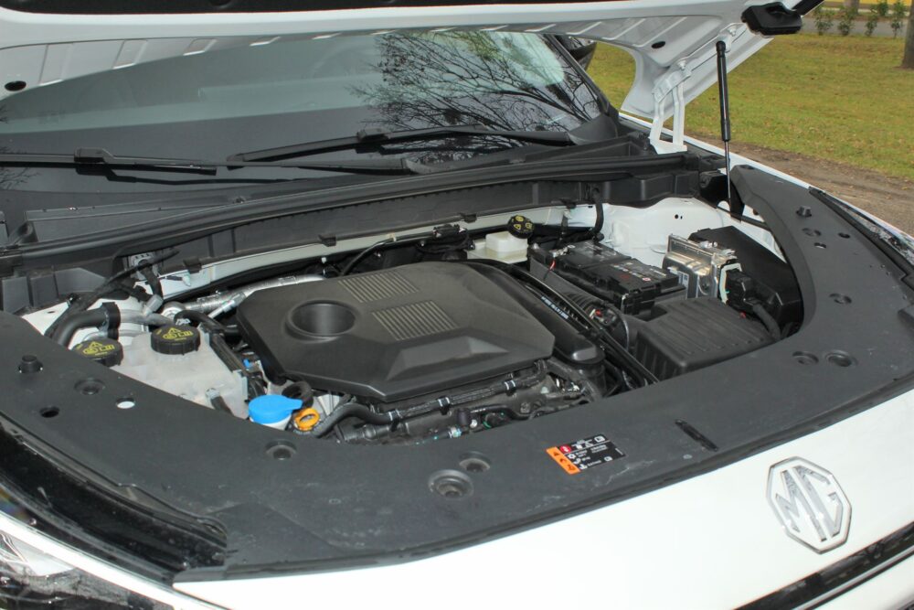 E. Stríž / Motorový priestor MG HS s motorom 1.5 TGI. Benzínový motor čínskej výroby disponuje početnými technologickými inováciami, ktoré majú aktívne znižovať spotrebu a predlžovať životnosť. 