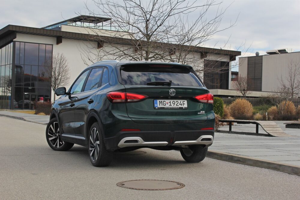 E. Stríž / Populárne proporcie malého SUV, ktoré sa tvári ako veľké. MG ZS, zadný pohľad