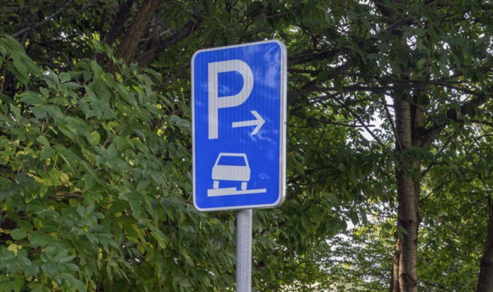 Autobazar.EU/E. Stríž. Ak je na chodníku takáto značka, môžete parkovať na chodníku aj dnes