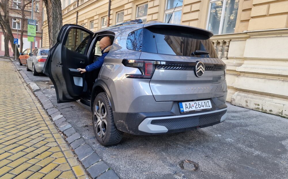 Autobazar.EU/E. Stríž. Parkovanie na chodníku je možné aj dnes, len musí byť expliticne dovolené dopravnou značkou