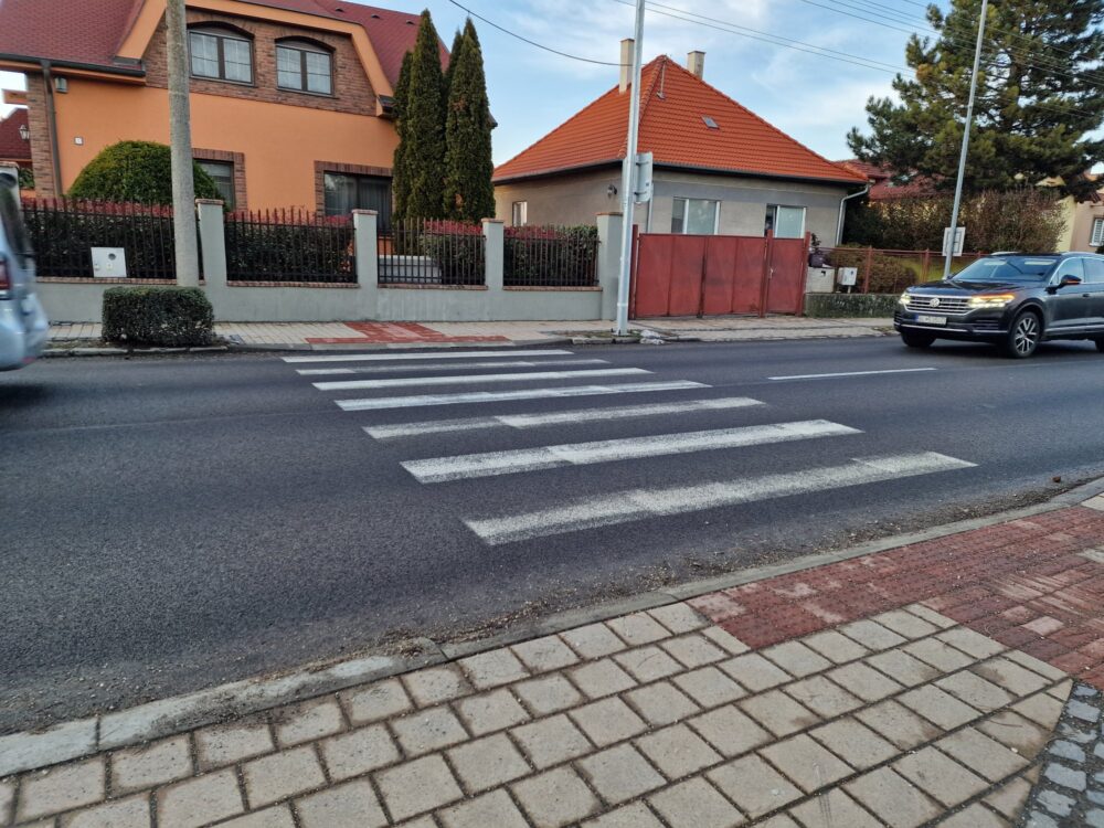 Autobazar.EU/E. Stríž. Priechody pre chodcov sú kritickým miestom, kde sa dostávajú pokuty aj bez toho, aby bolo dopravnou značkou zakázané státie 