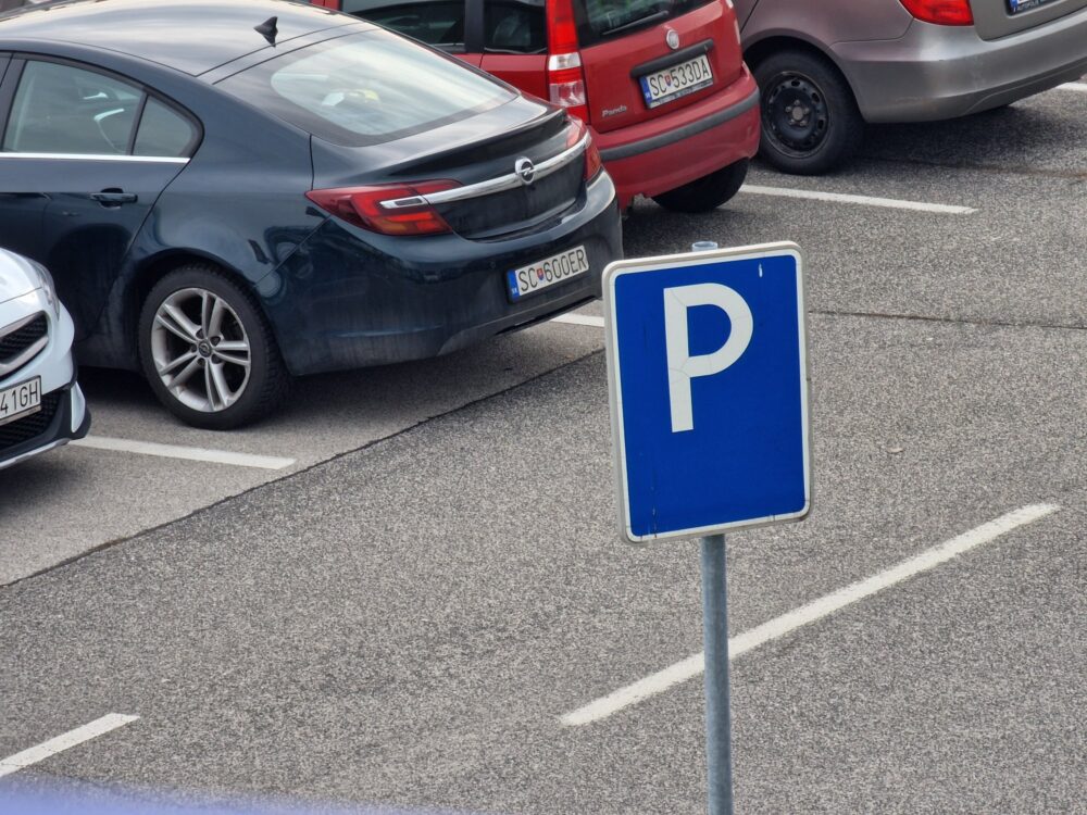 Autobazar.EU/E. Stríž. Najbezpečnejšie je parkovať na mieste, ktoré je označené ako parkovisko príznačnou dopravnou značkou s písmenom P