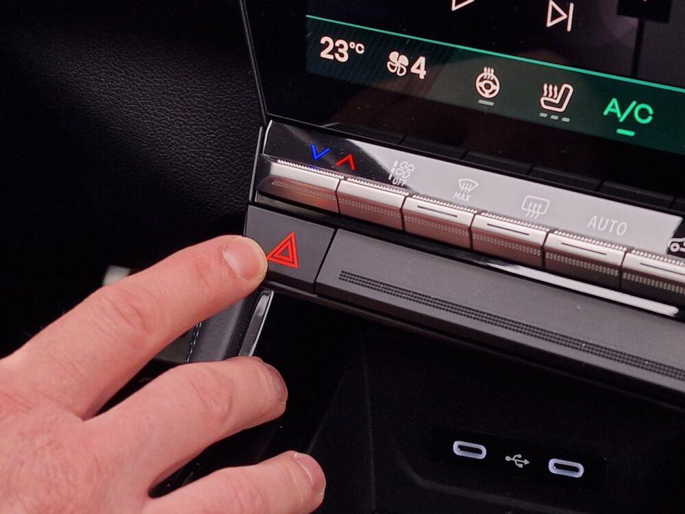 Autobazar.EU. Výstražné svetlá majú vlastnú typickú kontrolku červeného trouholníka. Vodiči si ju často pletú s funkciou „parkujem kdekoľvek“ 