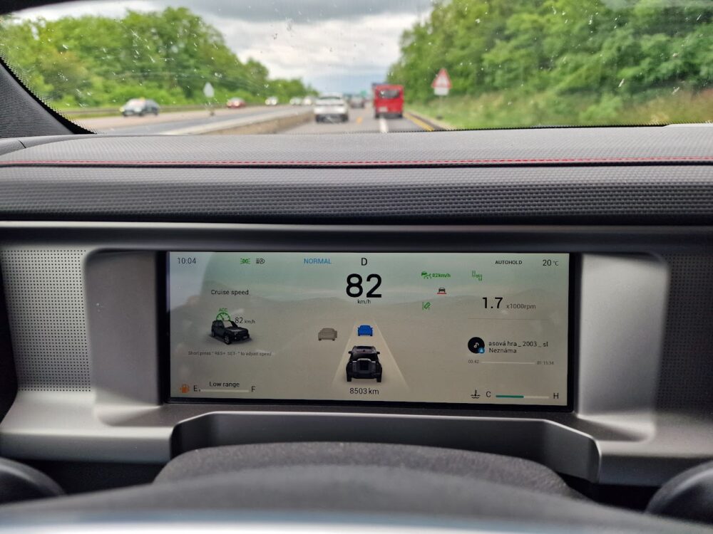Autobazar.EU. Digitálny prístrojový panel je dnes častokrát už súčasťou základnej výbavy áut. Dizajn ikoniek-kontroliek však ostáva rovnaký, ako pri klasických prístrojovových paneloch